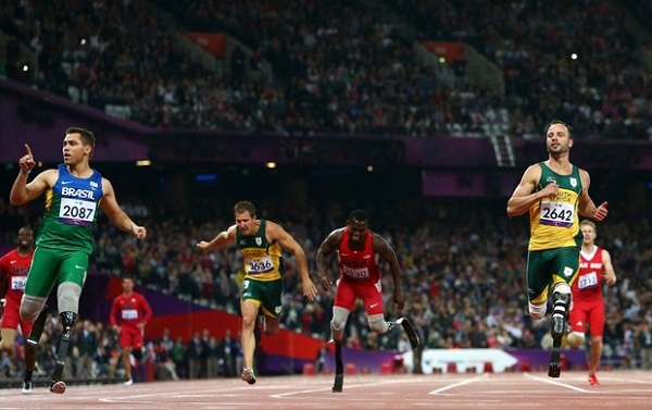 Alan Fonteles (à esq.) conquista o ouro e ofusca o favoritismo de Pistorius em Londres (Foto: Getty Images)
