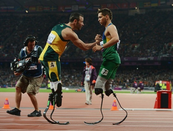 Ao fim da prova deste domingo, o cumprimento discreto entre Alan e Pistorius (Foto: Getty Images)