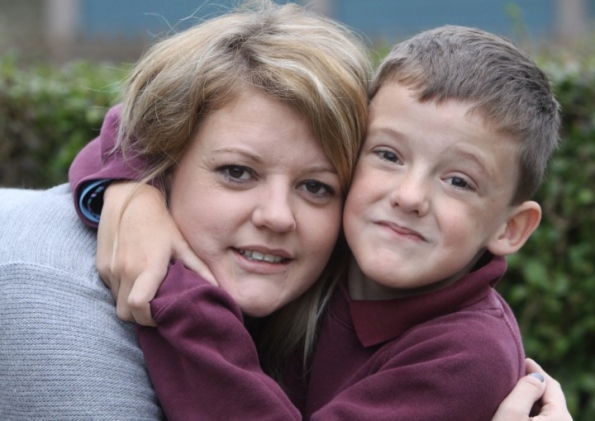 Amor maternal: Joel Rogers, 8 anos, que tem paralisia cerebral, está sendo apoiado por sua mãe Jodie, enquanto se prepara para uma operação que irá ajudá-lo a caminhar sem ajuda.