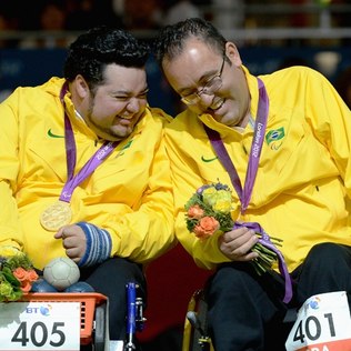 Dirceu Pinto e Eliseu dos Santos comemoram a medalha de ouro na bocha