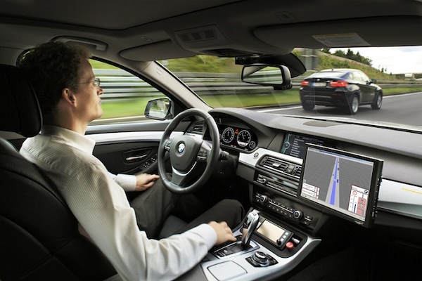 Carros que dirigem sozinhos serão realidade em 5 anos, diz CEO do Google