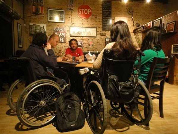 Eles se encontram no Café New York, em Curitiba (Foto: Bibiana Dionísio/ G1 PR)