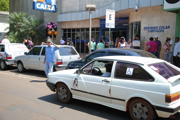 Motoristas estacionam em vaga de deficiente e após tumulto são multados pela GM