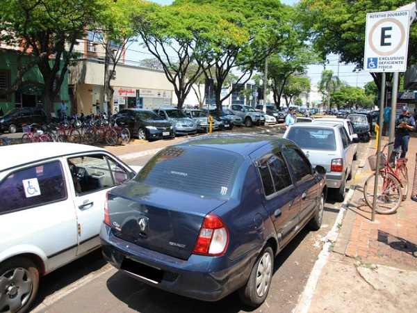 Motoristas estacionam em vaga de deficiente e após tumulto são multados pela GM