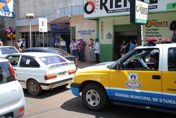 Motoristas estacionam em vaga de deficiente e após tumulto são multados pela GM