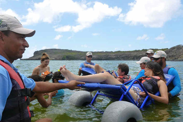 Pessoal qualificado da Eco Noronha dá o apoio necessário durante o banho assistido.