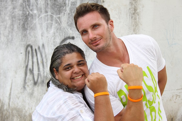 Kica e Gabrielle com a pulseira laranja, símbolo da campanha
