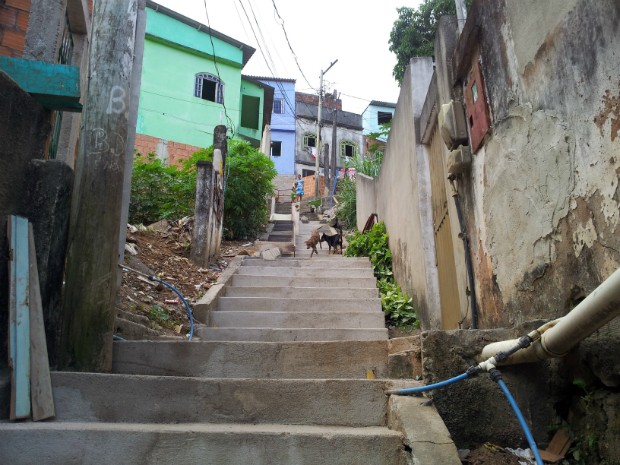 Todos os dias, Adrielle precisa subir um morro e uma escadaria para chegar em casa, em Vitória (Foto: Juliana Borges/ G1 ES)