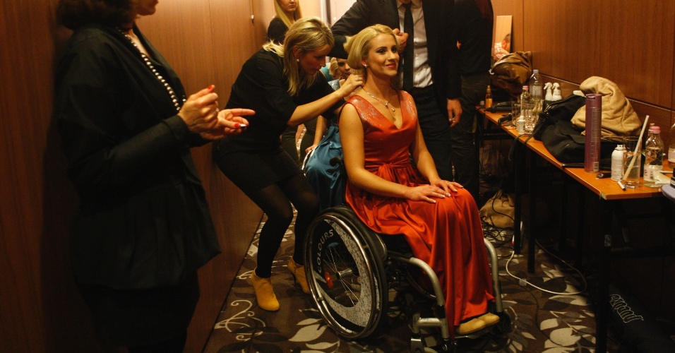 Candidatas se preparam antes do início do concurso Miss Colours Hungria, onde apenas beldades cadeirantes disputaram a coroa, em Budapeste Bernadett Szabo/Reuters