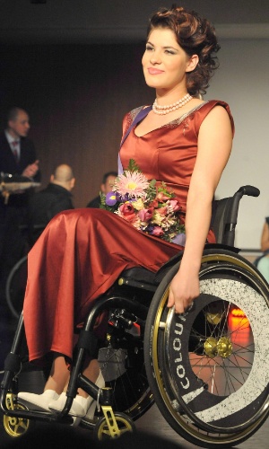 Vanda Vasas, 20, sorri após vencer o concurso Miss Colours Hungria, onde apenas beldades cadeirantes estavam entre as candidatas que disputaram a coroa, em Budapeste. Foto: Lajos Soos/Epa/Efe