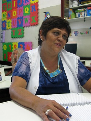 A professora Márcia Aparecia Fausto, de 48 anos, é responsável pelo apoio especializado a alunos com deficiência (Foto: Ana Carolina Moreno/G1)