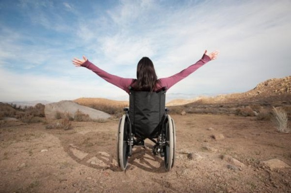 Imagem de uma mulher cadeirante