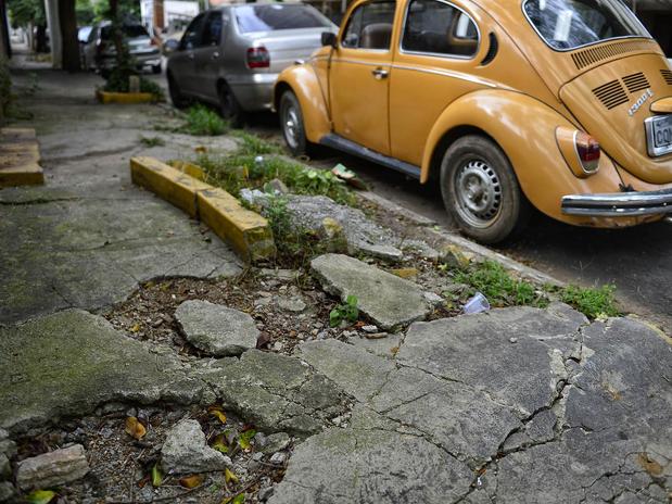 Na rua Arizona, buracos e obstáculos prejudicam a circulação de pedestres em uma calçada. Foto: Fernando Borges / Terra