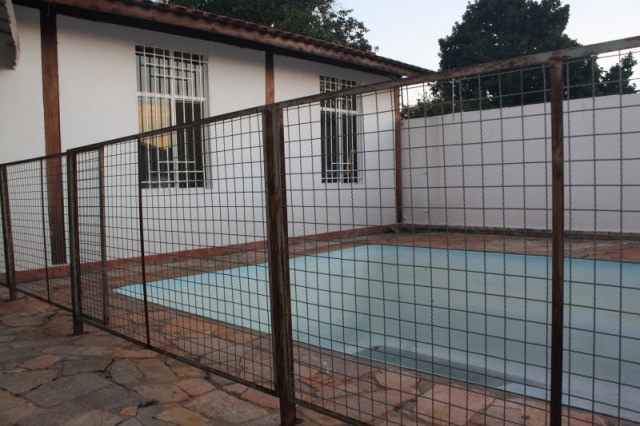 Piscina é cercada por grade para evitar acidentes. (Foto: Marcos Ermínio)