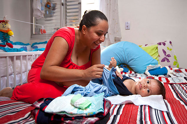 Jucilene Braga, que é cega desde a infância, cuida sozinha do filho Fernando, de 4 meses. Foto: Zé Carlos Barretta/Folhapress.