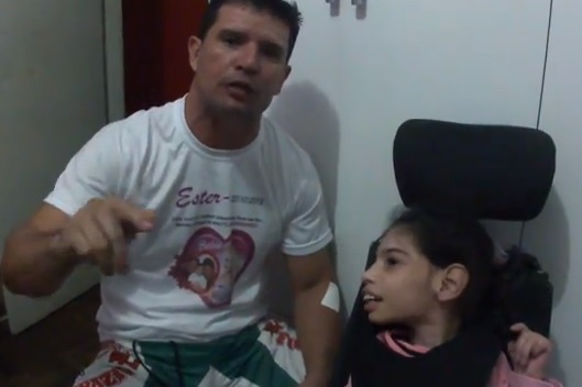 Pai e menina com deficiência