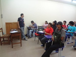 "Ao dar aula para ele, na verdade, quem mais aprende sou eu", garante o professor Adam Oliveira (Foto: Luana Laboissiere/G1)