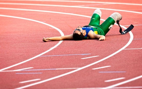 Brasileiro deita na pista após comemorar a façanha em Lyon (Foto: Marcio Rodrigues / Mpix / Cpb)