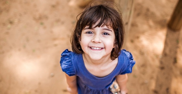 Ana Clara, 3, faz pose para fotógrafo. Segundo Claire, após as crianças passarem por essa experiência de inclusão, elas não reproduzem, apenas, o discurso politicamente correto, elas se diferenciam na formação e no modo como agem no mundo. "Não achar que é só porque a criança tem deficiência que ela vai dar mais trabalho em sala de aula.", fala Leonardo Soares/UOL