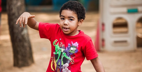  Esse é o Tiano, 5, nasceu em Moçambique (país localizado na costa oriental da África). "Eu já te contei sobre minha família? Eu moro no Brasil com a minha mãe e com a minha irmã de 7 anos, mas meu pai vai sempre para Moçambique.", fala MAIS Leonardo Soares/UOL