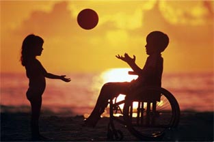 Garoto cadeirante joga bola para uma garota sem deficiência