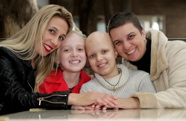 Cecília e a filha Ashley, que doou os cabelos para Bruna, que tem câncer, ao lado de sua mãe, Luciana (Imagem: Correio Popular)