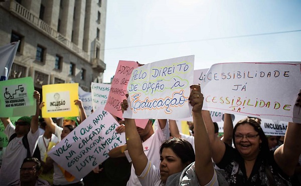 Manifestação pelos direitos de pessoas com deficiência acontece em frente à Prefeitura de São Paulo; grupo também exige melhor acessibilidade