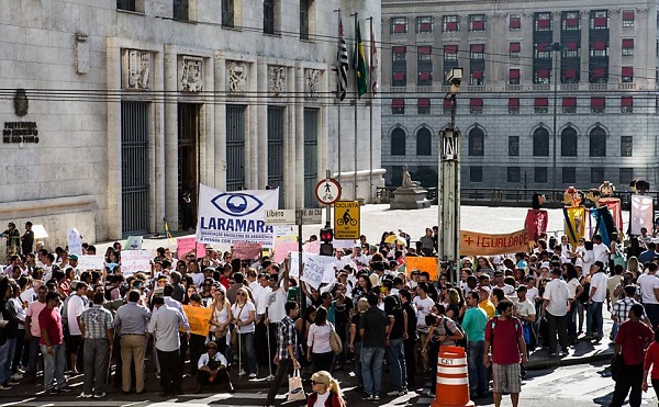 Manifestação pelos direitos de pessoas com deficiência acontece em frente à Prefeitura de São Paulo; grupo também exige melhor acessibilidade 