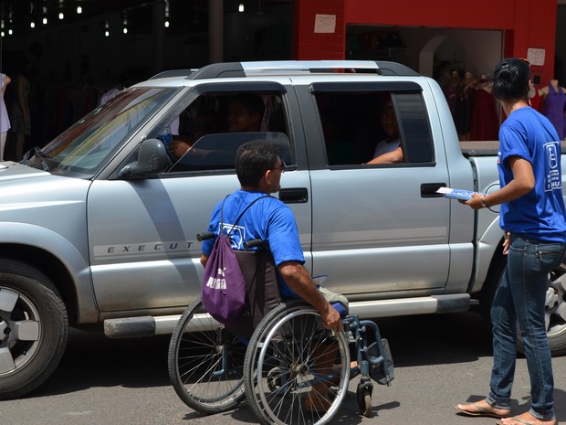 Cadeirantes distribuíram panfletos durante a ação (Foto: Amanda Teixeira/G1 RR)
