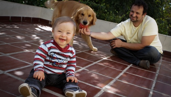 O advogado Renato Waldomiro Liserre Jr, 43, de Campinas, tem um Golden Retriever, o Branco, de três anos (presente da namorada, Simone Sautchuk). "Como eu a chamo de Branca, dei o nome de Branco para o cachorro. Ele é de uma raça que desperta a atenção das pessoas, que acabam se aproximando para conversar. Foi assim que fiquei sabendo da ONG Atec (Instituto para Atividades, Terapias e Educação Assistida por Animais de Campinas). Lá, o Branco passou por exames e começou a atuar como co-terapeuta. O primeiro caso dele foi uma menina de oito anos com retardo mental. Foi como um preparativo para a chegada do meu sobrinho Pedro, de um ano e três meses, que tem síndrome de Down" Ricardo Lima/UOL