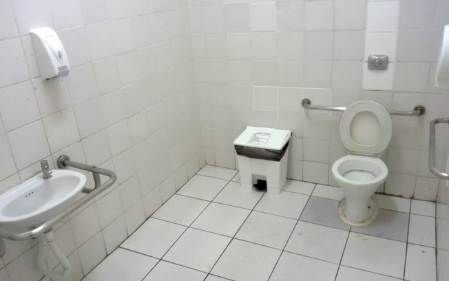 Embora a legislação obrigue a instalação de banheiro exclusivo para deficientes, no Hospital Alexandre Zaio o único instalado é livre para uso de todos. Foto: Wanderley Preite