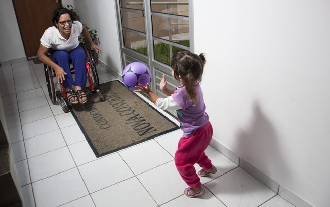 A cadeira de rodas não impede Tatiana de brincar de bola, pega-pega ou esconde-esconde com a filha. Foto: Carol Andrewsk