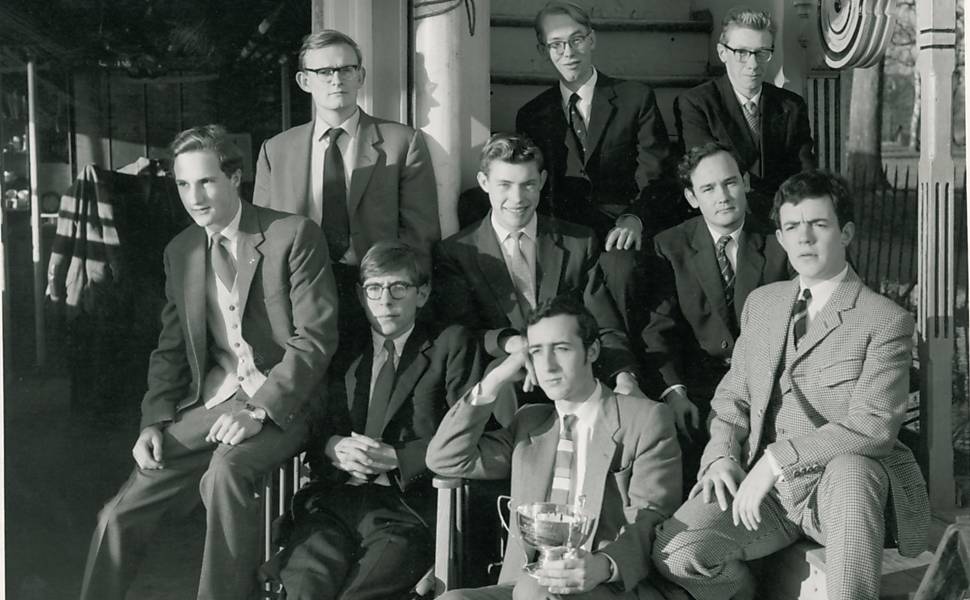 Hawking e sua turma do Boat Club de Oxford, num momento de descanso.