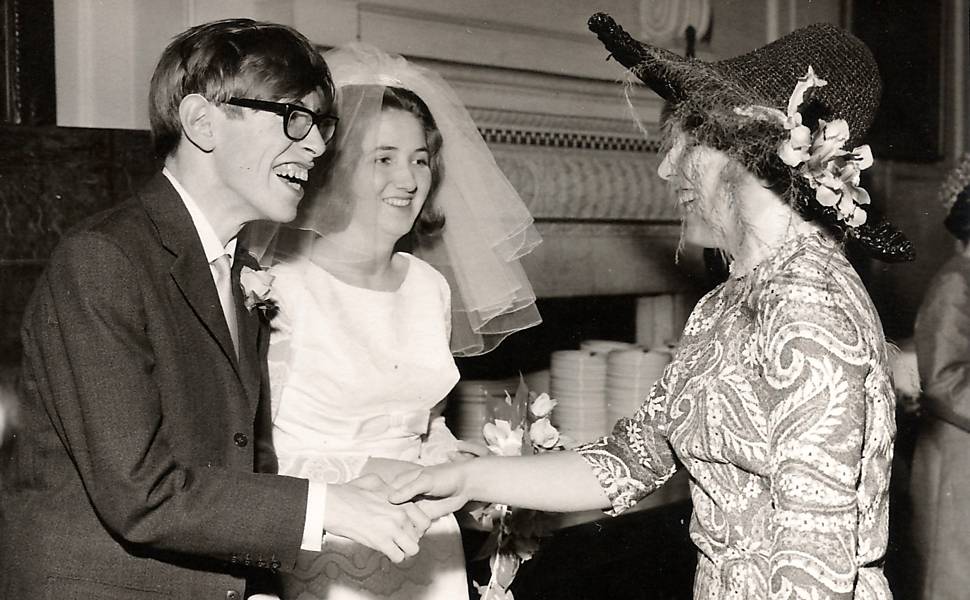 Hawking se casa com Jane Wilde, sua primeira mulher, em 1965.