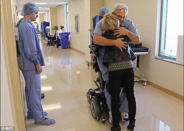 Dr. Ted Rummel abraçando sua esposa, Kathy. Foto: MCT