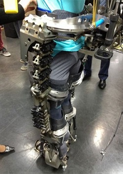 Visão lateral do exoesqueleto (Foto: Reprodução/Facebook/Miguel Nicolelis)
