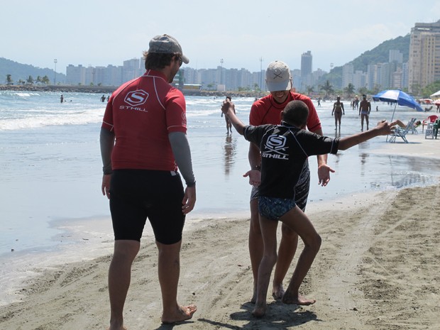 Menino com paralisia cerebral passou a andar após ter aulas de surfe em Santos (Foto: Mariane Rossi/G1)