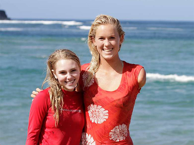 Bethany Hamilton ao lado da atriz AnnaSophia Robb, que a interpretou no filme "Coragem de Viver" (Foto: Divulgação)