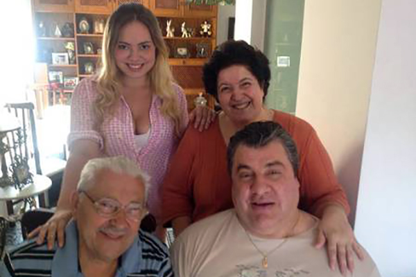 Gerson Brenner com a esposa Marta, o pai e a filha Ana. Foto: Facebook
