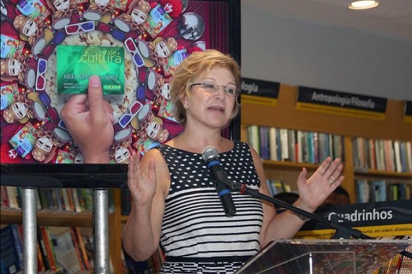 A ministra Marta Suplicy fala em livraria do Shopping Eldorado, na última terça (11) (Foto: Luiz Murauskas/Divulgação)