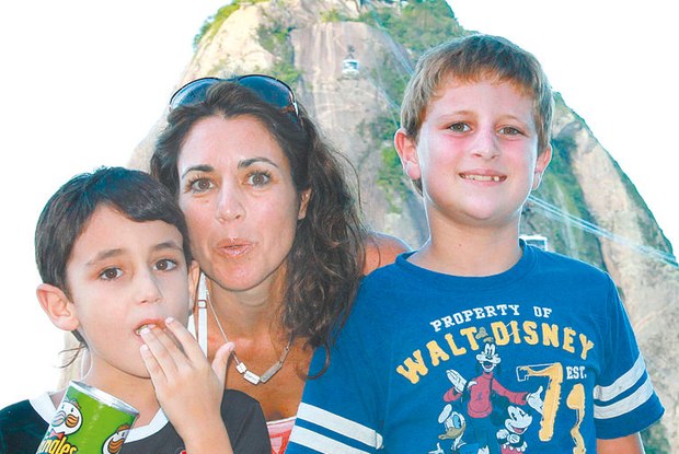 Marie Dorion, com Pedro e Luís, criou blog ‘Uma voz para o autismo’. Foto: Divulgação