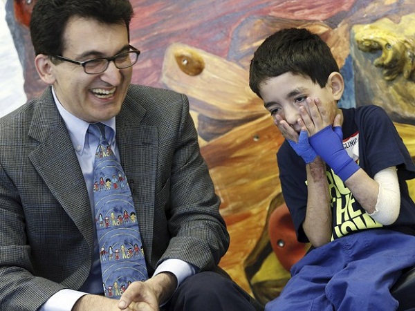 Garoto Ihor Lakatosh brinca com médico Gennadiy Fuzaylov no Shriners Hospital for Children, em Boston (Foto: AP photo/Michael Dwyer)