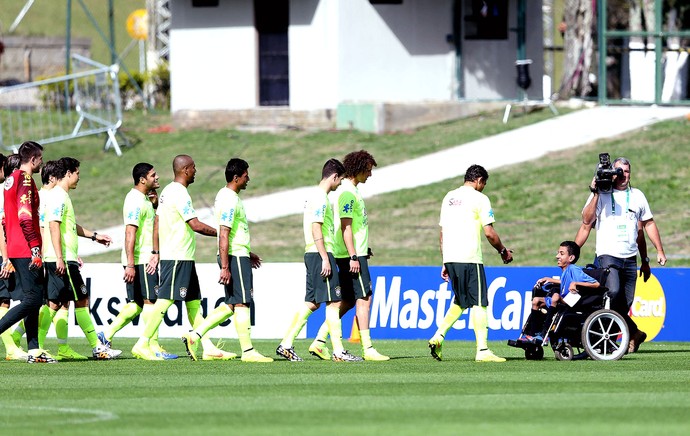 Thiago Silva se emocionou ao conversar com o torcedor (Foto: Mowa Press)