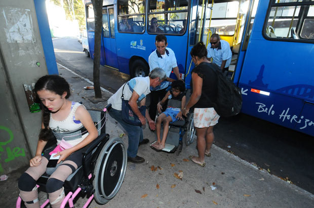 Depois de muita espera, Caio, de 7 anos, é carregado para o elevador problemático. Já Beatriz, de 13, desiste. Foto: Estado de Minas.