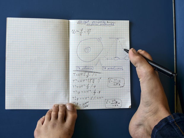 Arijon Krasniqi resolve problema de matemática usando apenas os pés (Foto: Armend Nimani/AFP)
