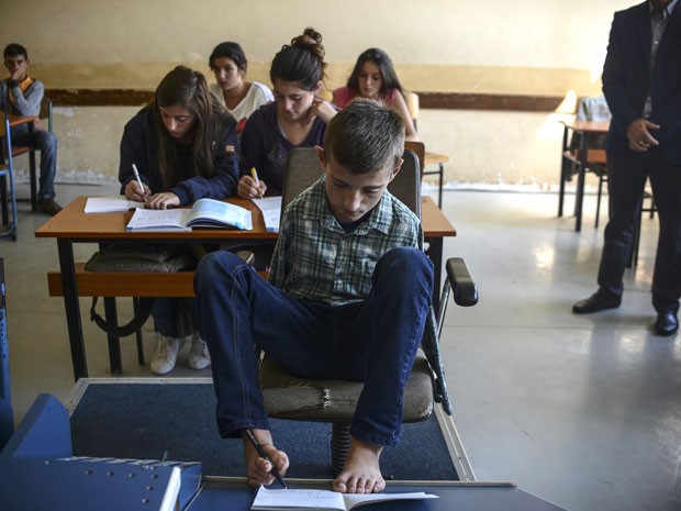 Menino tem habilidade nos estudos e na pintura (Foto: Armend Nimani/AFP)