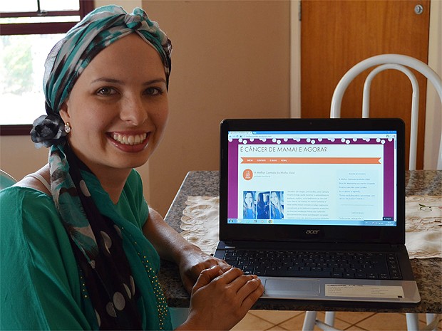 No blog, Lívia incentiva outras mulheres a encarar a doença da melhor maneira possível (Foto: Fernanda Testa/G1)