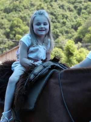 Thaine anda a cavalo: sorriso no rosto é marca (Foto: Arquivo pessoal)