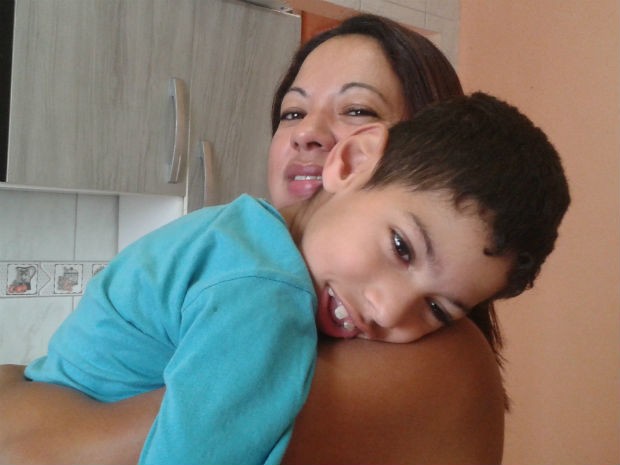 Gabriel e a mãe Vilma de Oliveira (Foto: Adriana Justi / G1)