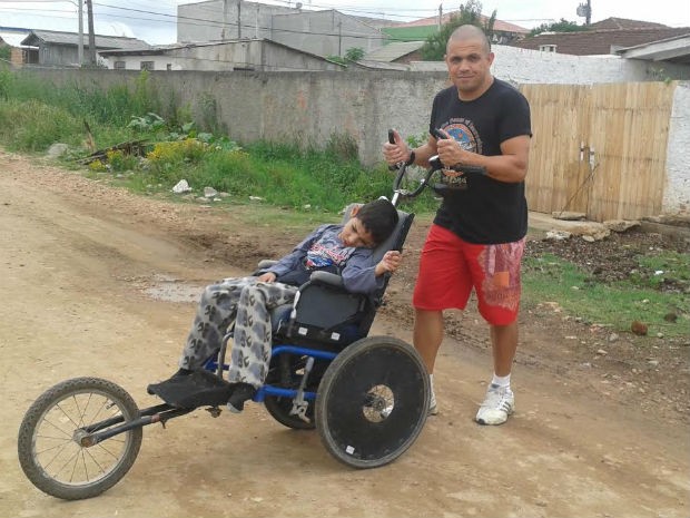 Filho adora participar as corridas com o pai, diz mãe (Foto: Adriana Justi / G1)